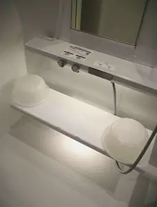 明るくて充実した入浴スペース